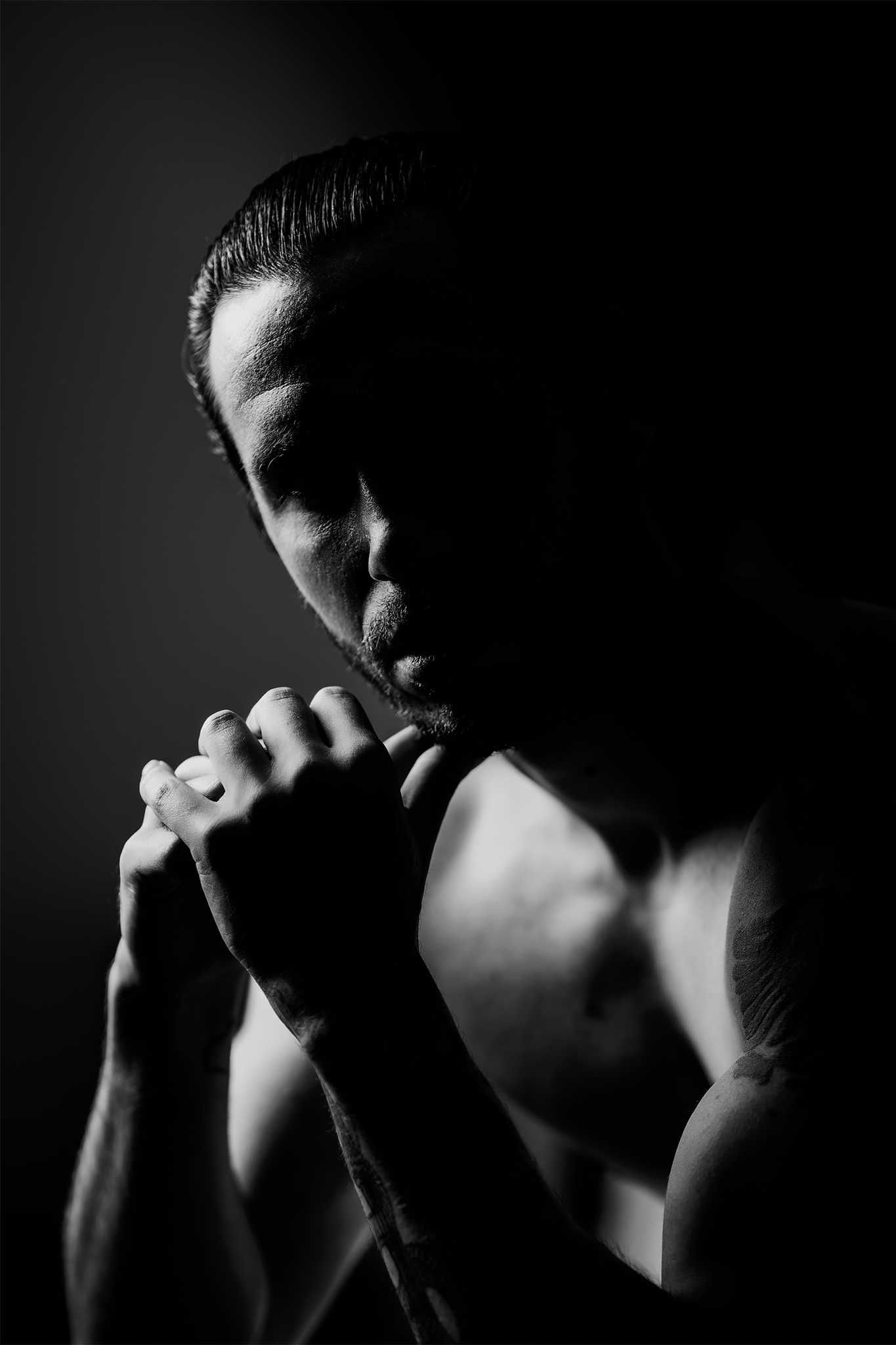 Séance Boudoir Homme à Perpignan (66) : Une Exploration Esthétique entre Raffinement, Charisme et Intimité